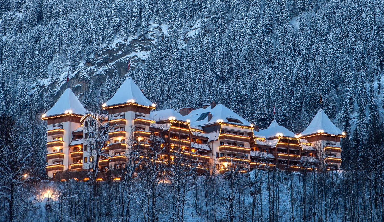 格施塔德 The Alpina Gstaad 雪季夜景與山坡上的木造建築群