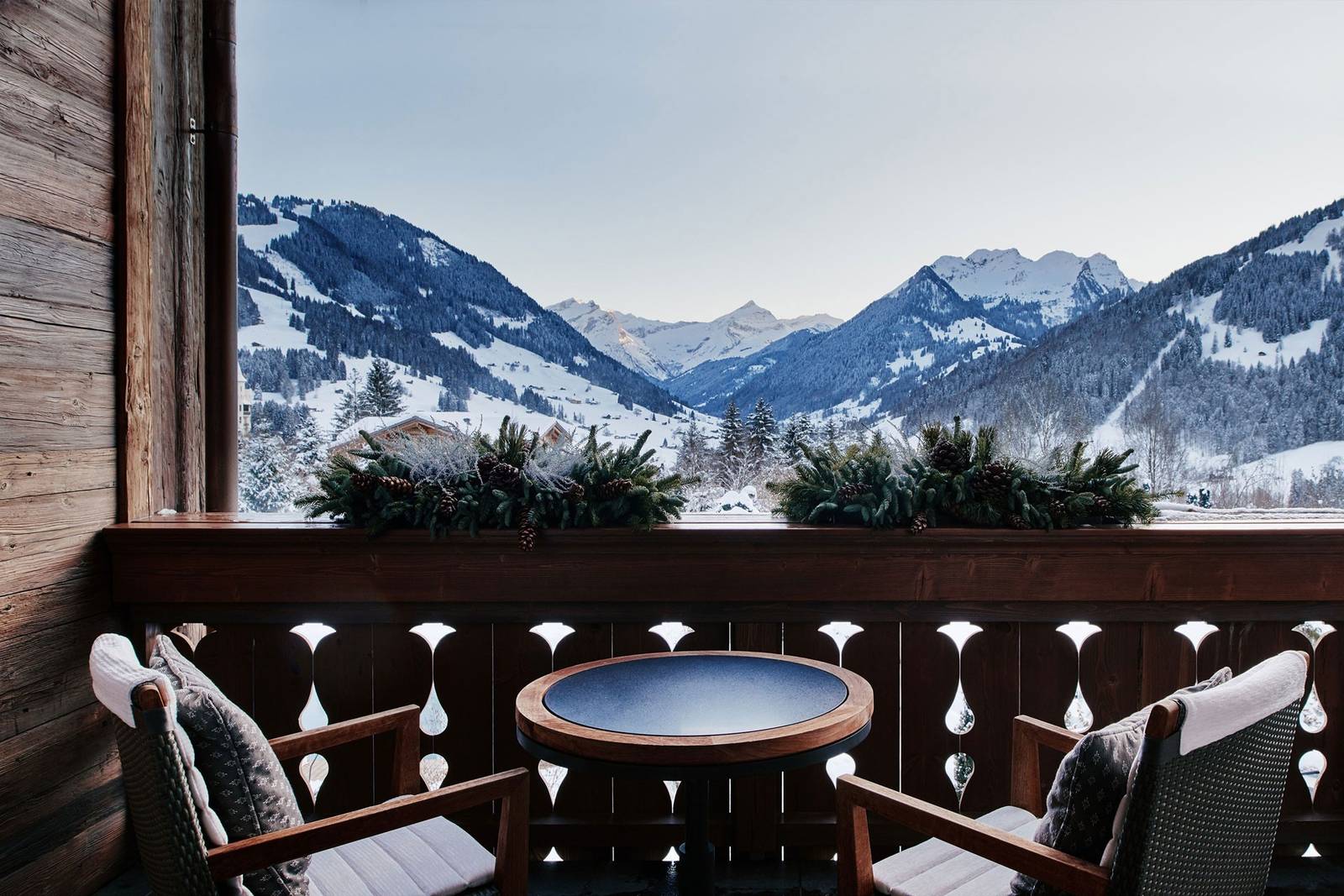 The Alpina Gstaad 客房陽台望向格施塔德雪山