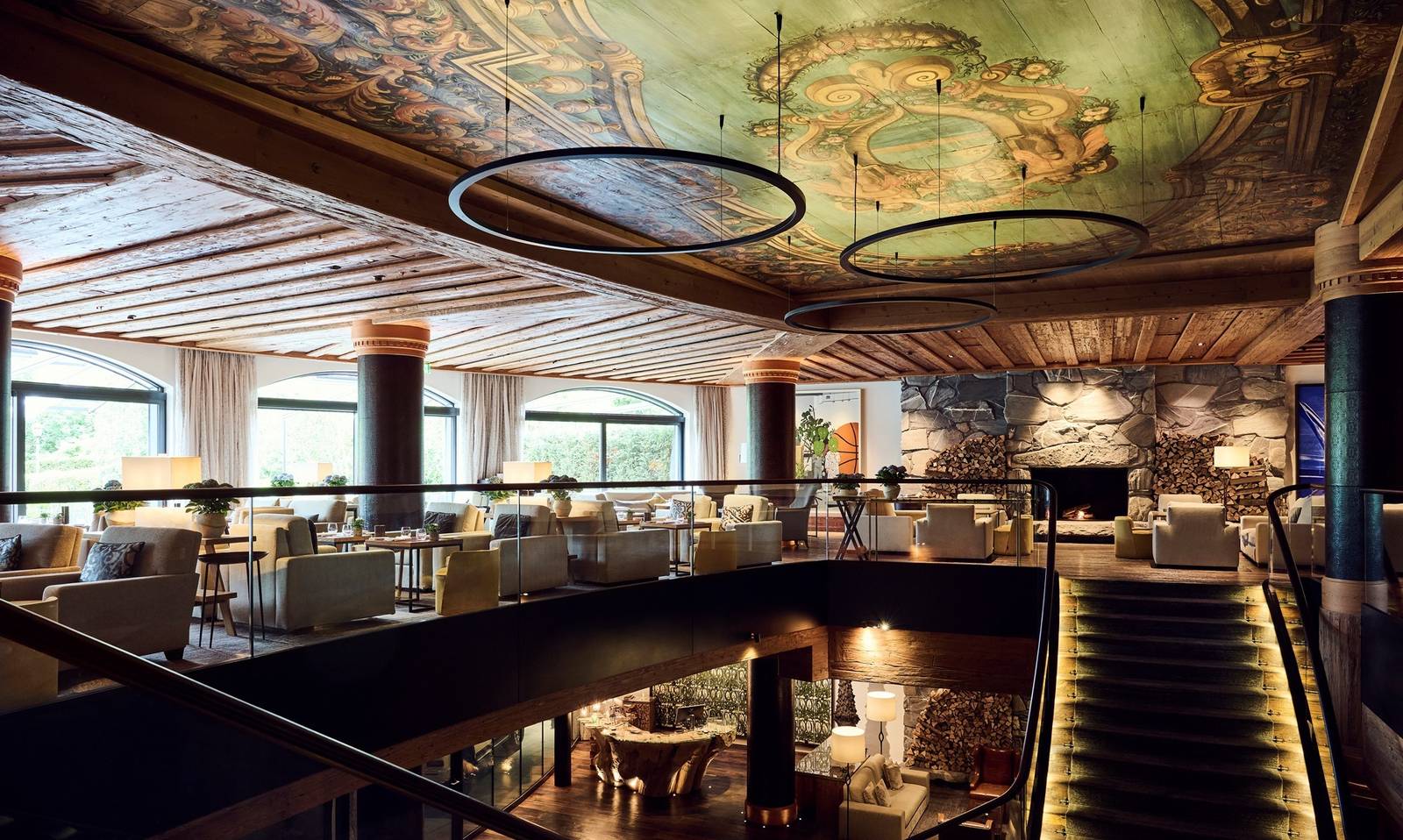 The Alpina Gstaad 挑高大廳與 Alpina Lounge