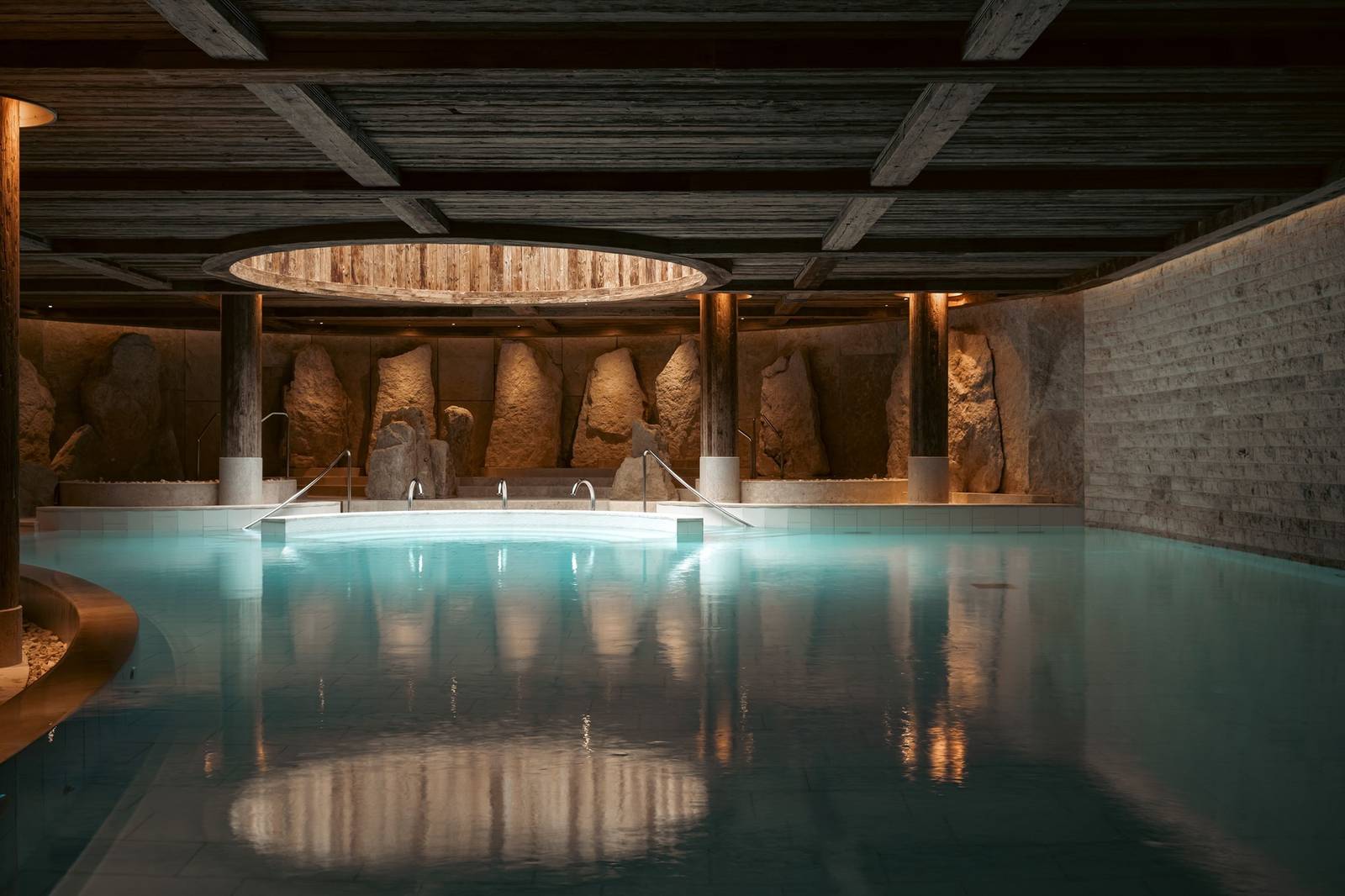 The Alpina Gstaad Six Senses Spa 室內泳池