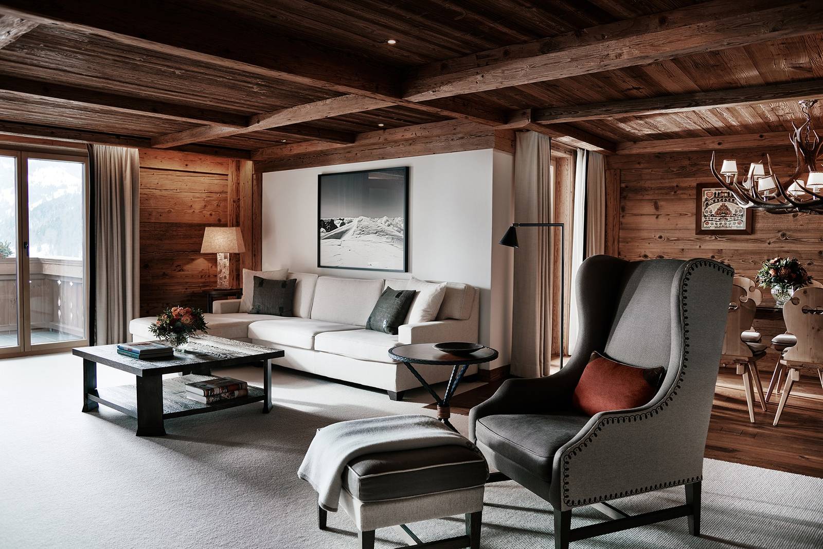 The Alpina Gstaad 套房起居區