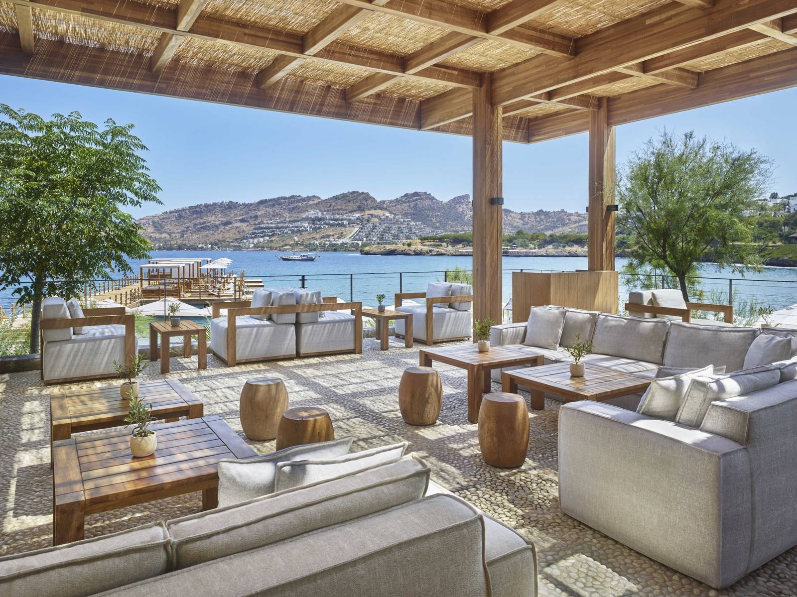 The Bodrum EDITION 海灘酒吧與海灣景色