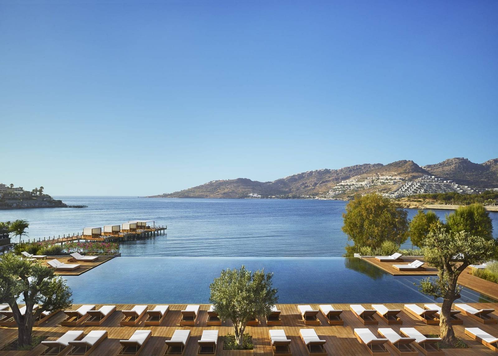 The Bodrum EDITION 無邊際泳池與愛琴海海灣