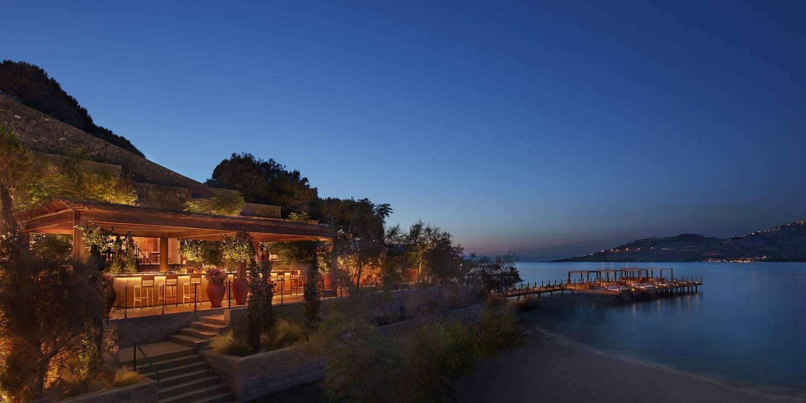 黃昏時的 The Bodrum EDITION 海岸與碼頭