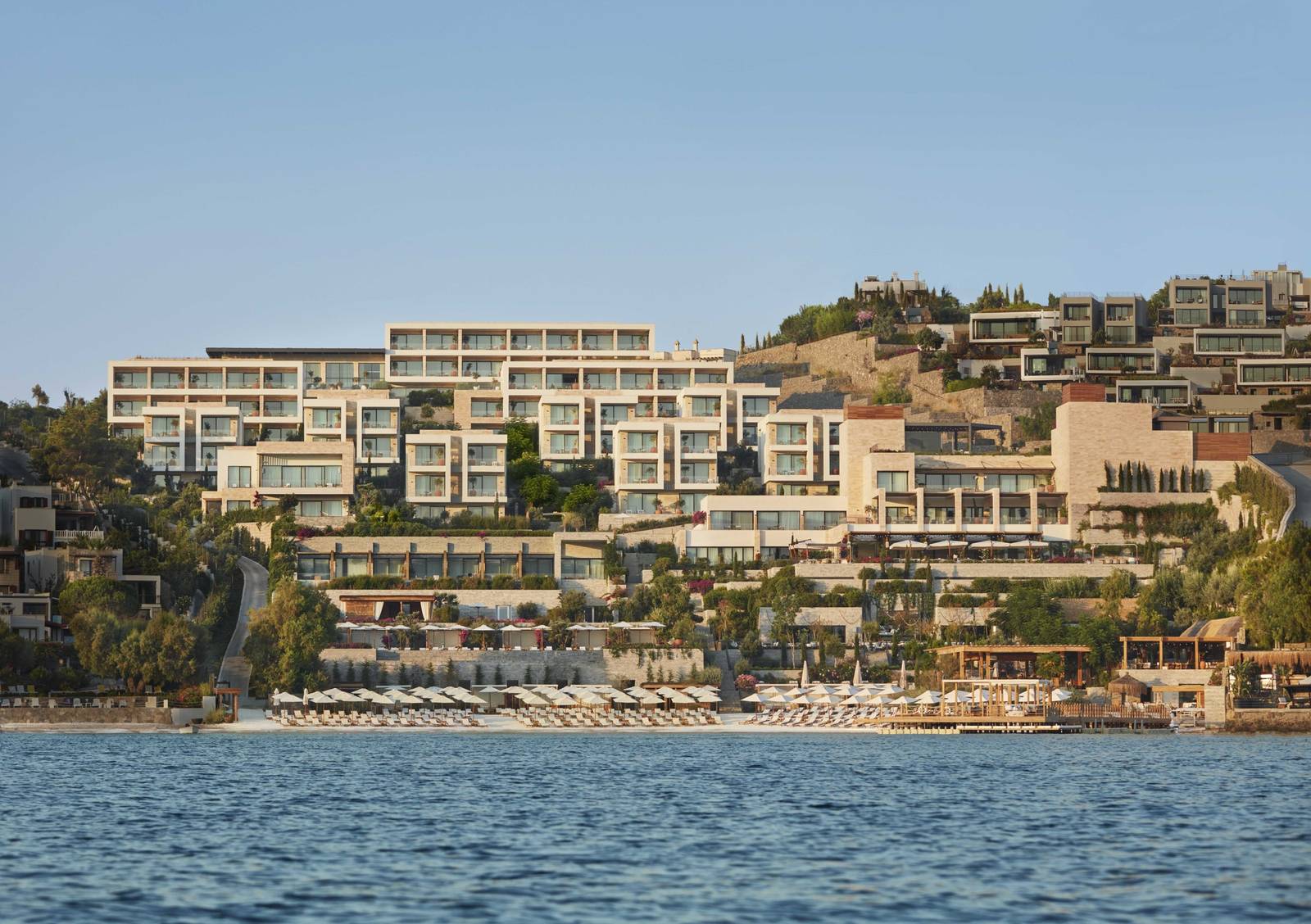 從海上看 The Bodrum EDITION 依山而建的建築群