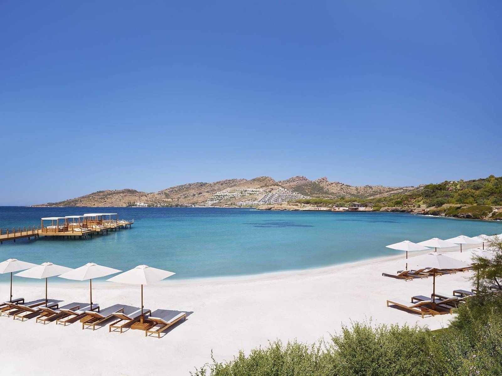 The Bodrum EDITION 私人沙灘與遮陽傘