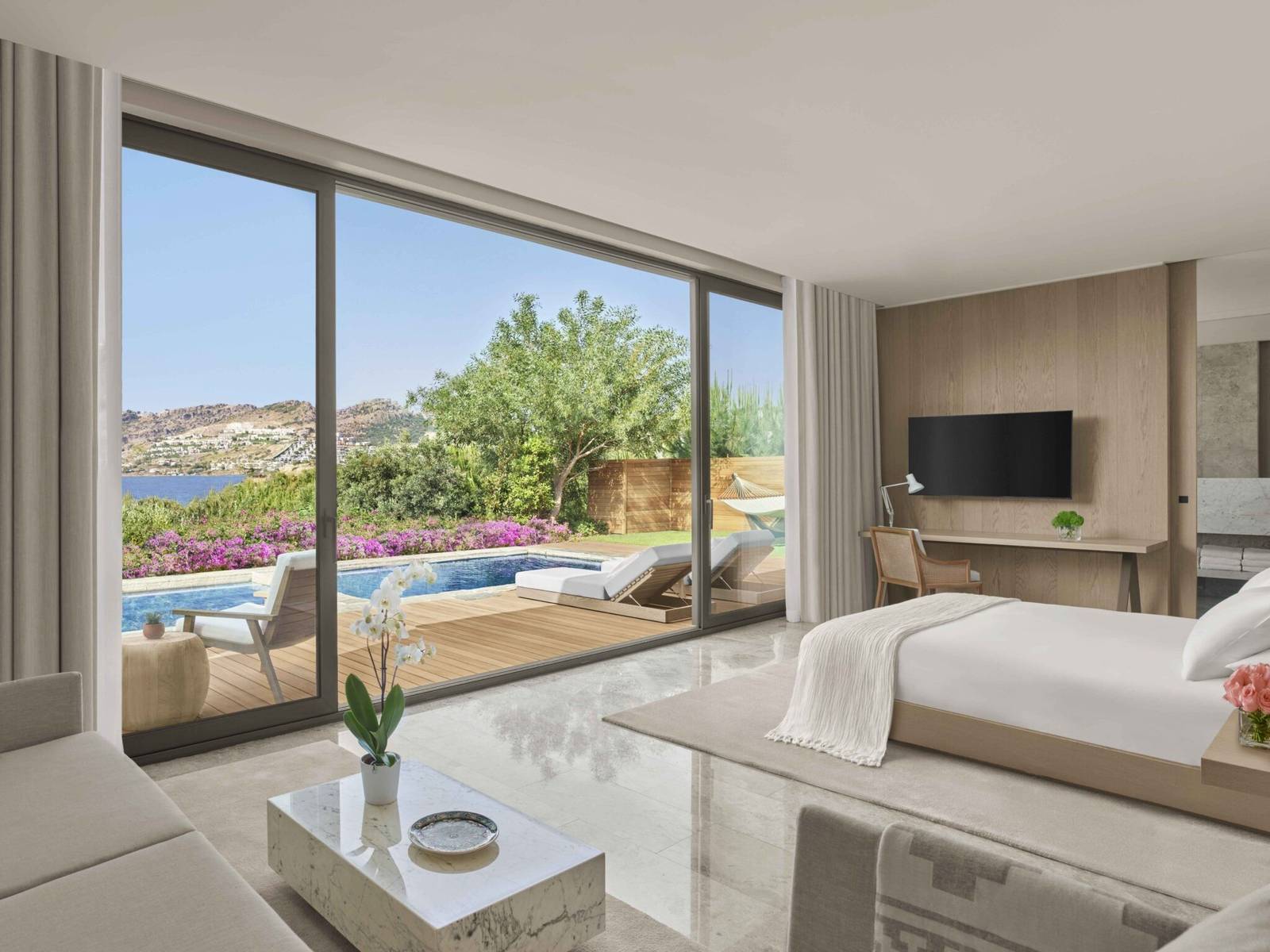 The Bodrum EDITION Tilkicik Bay Pool Suite 起居室