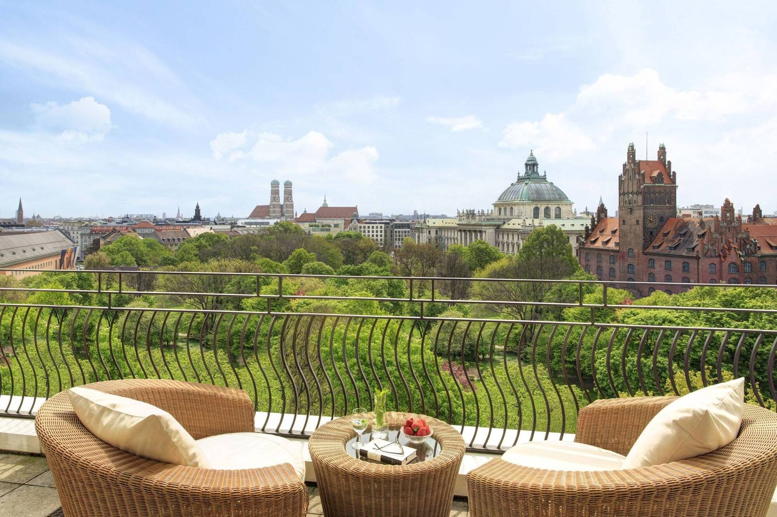 The Charles Hotel Monforte Royal Suite 露台俯瞰老植物園與慕尼黑市景