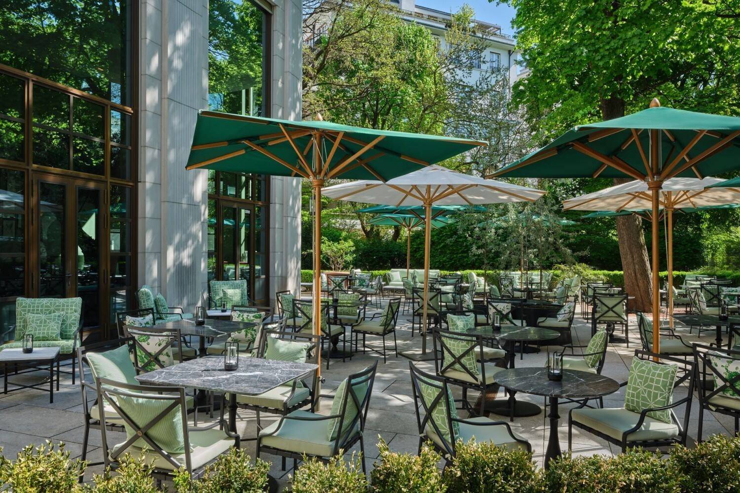 The Charles Hotel 綠蔭下的戶外露台座位