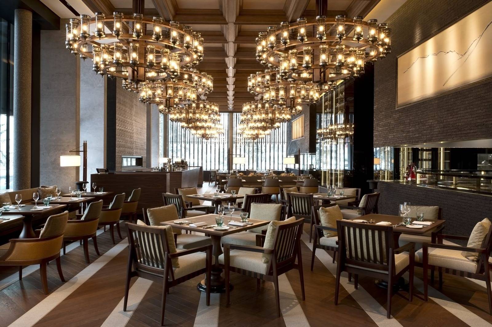 The Restaurant 水晶吊燈下的用餐區