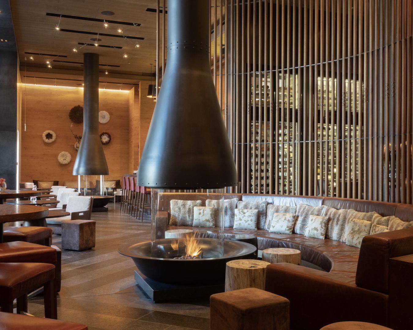 The Chedi Andermatt The Bar 壁爐沙發區