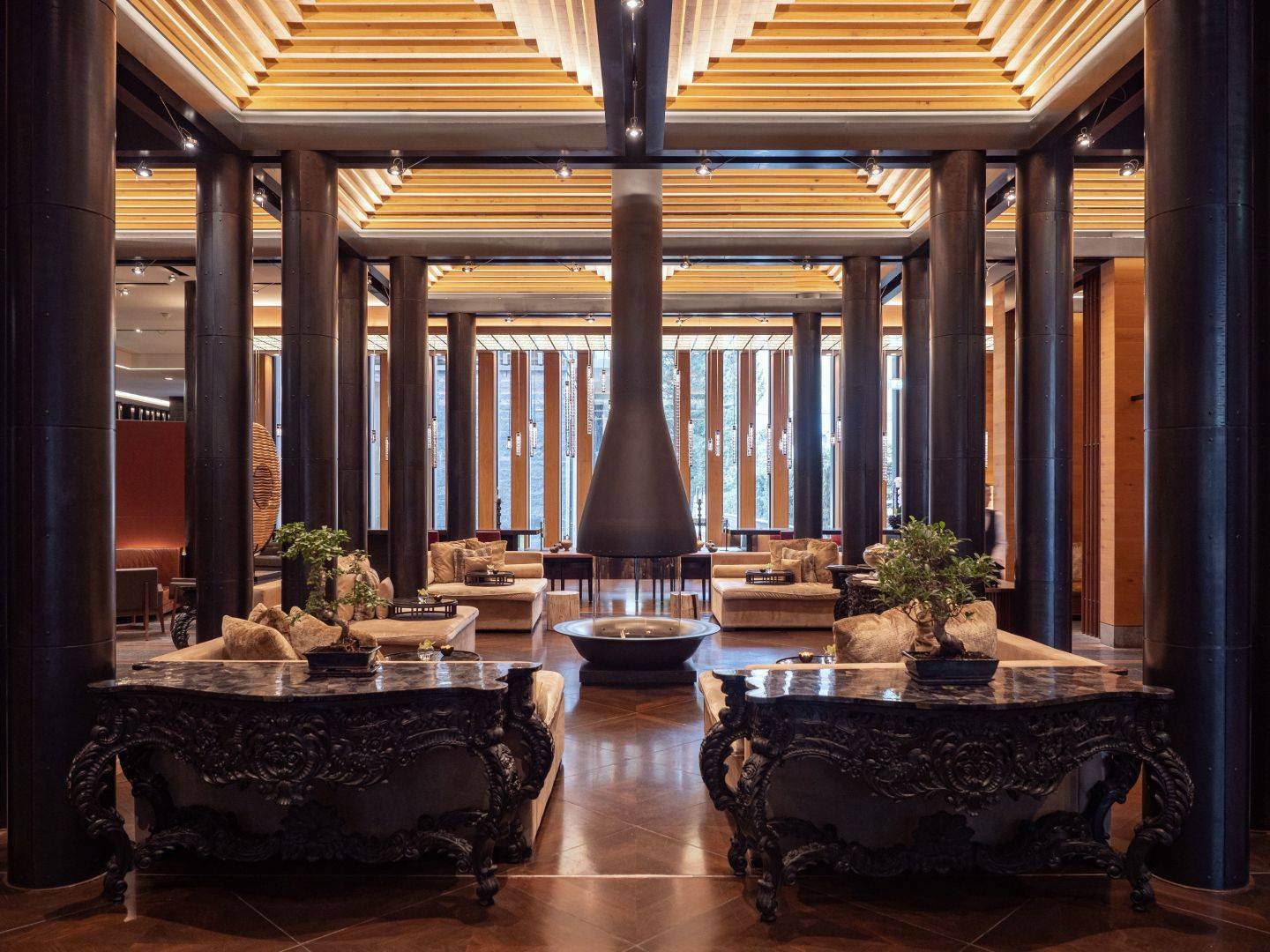 The Chedi Andermatt 大廳挑高木樑與中央壁爐