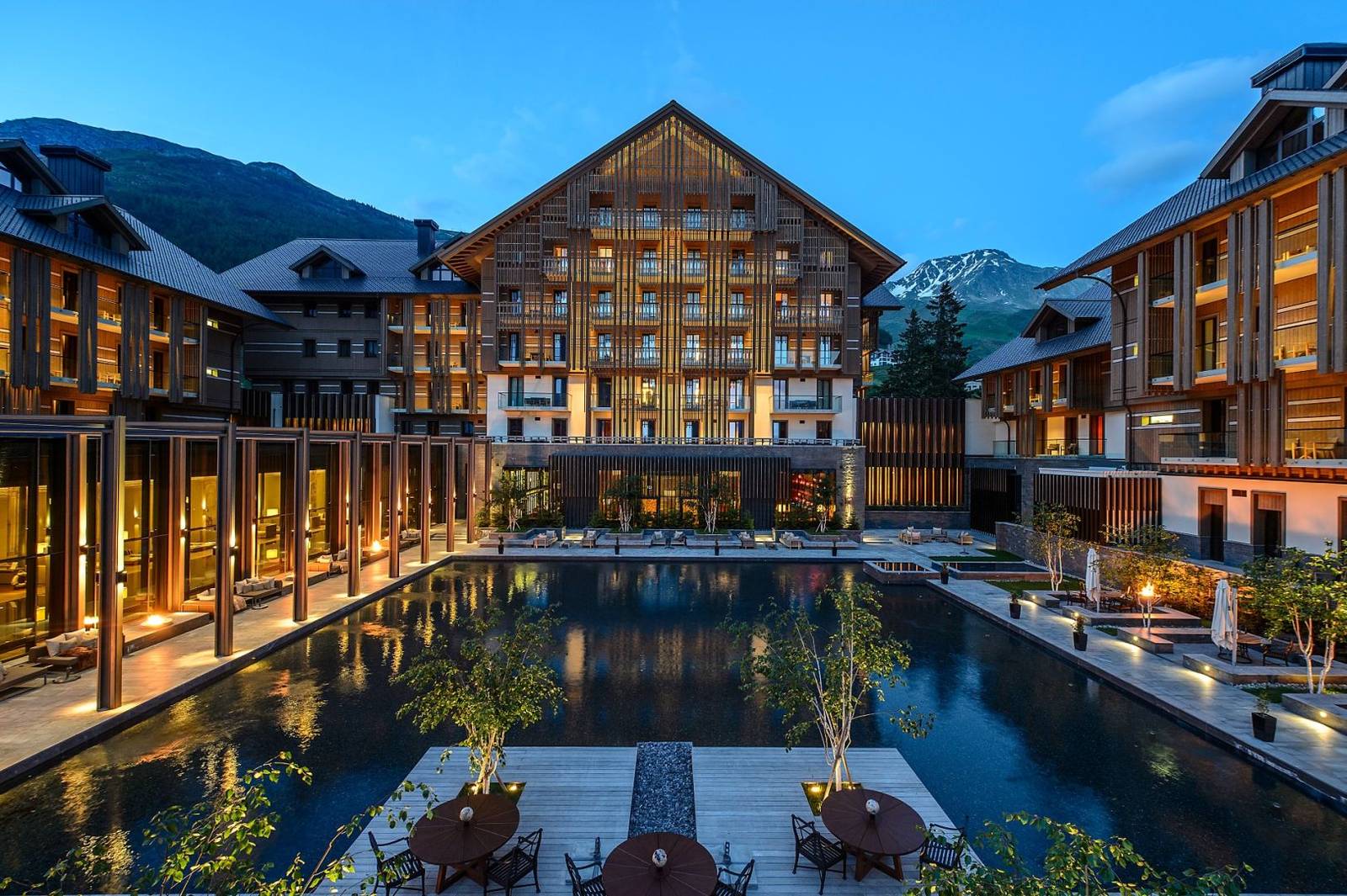 The Chedi Andermatt 中庭水池與酒店建築夜景