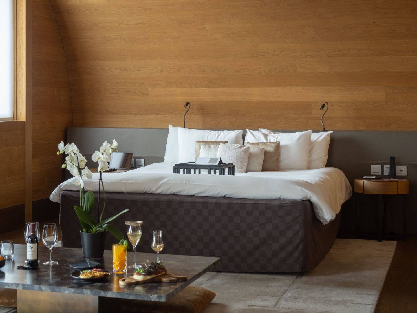 The Chedi Andermatt 木質調客房大床