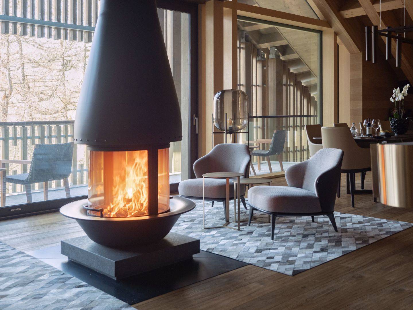 The Chedi Andermatt 套房起居區的圓形壁爐