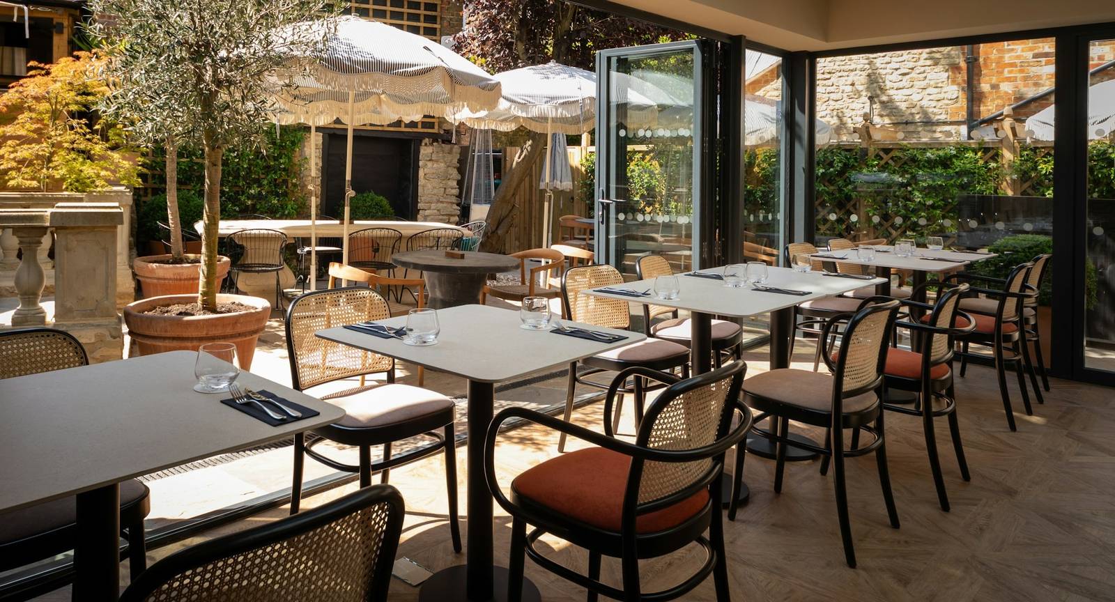 The Feathers Hotel The Aviary 靠近庭院的用餐區