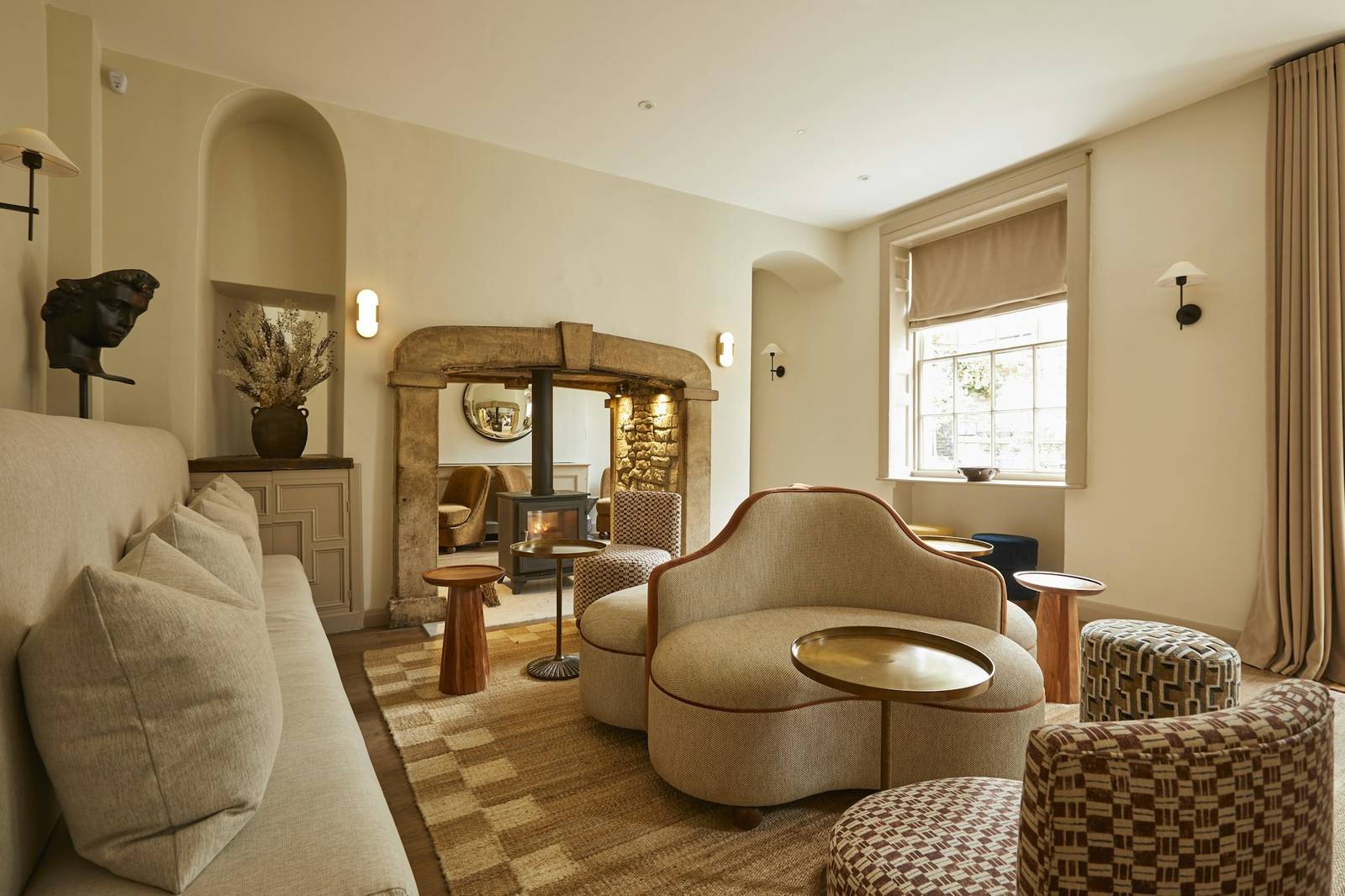 The Feathers Hotel 壁爐旁的休憩座位區