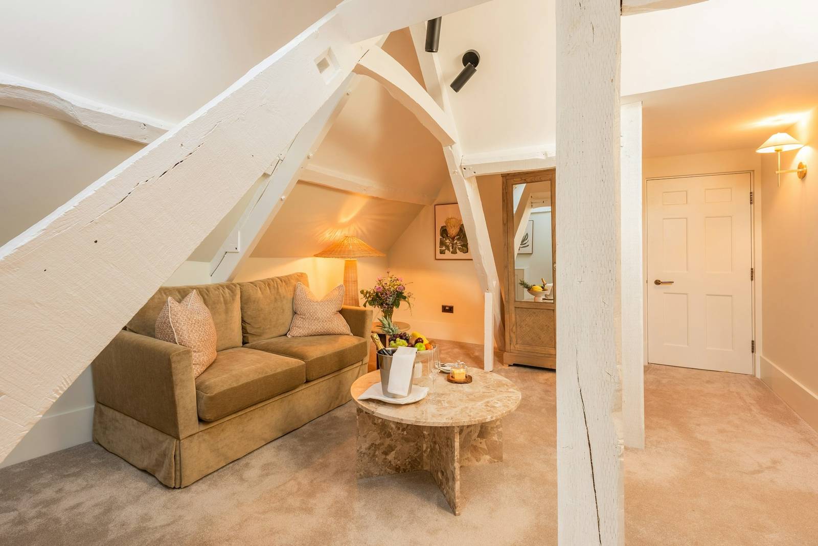 The Feathers Hotel Attic Suite 斜屋頂起居角落