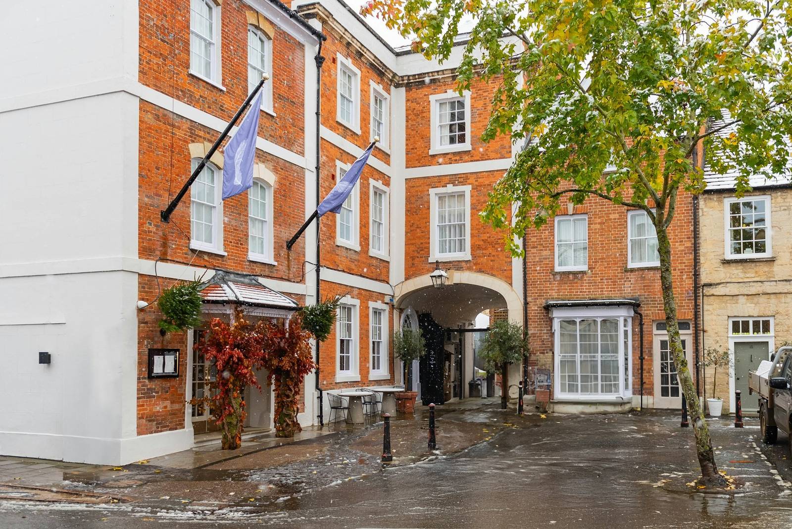 The Feathers Hotel 位於伍德斯托克市集街的紅磚建築外觀