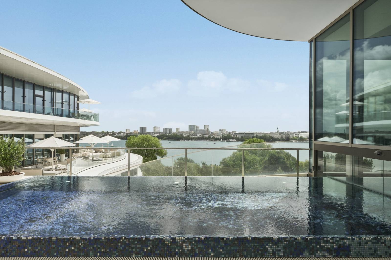 The Fontenay 漢堡酒店頂樓無邊際泳池望向阿爾斯特湖