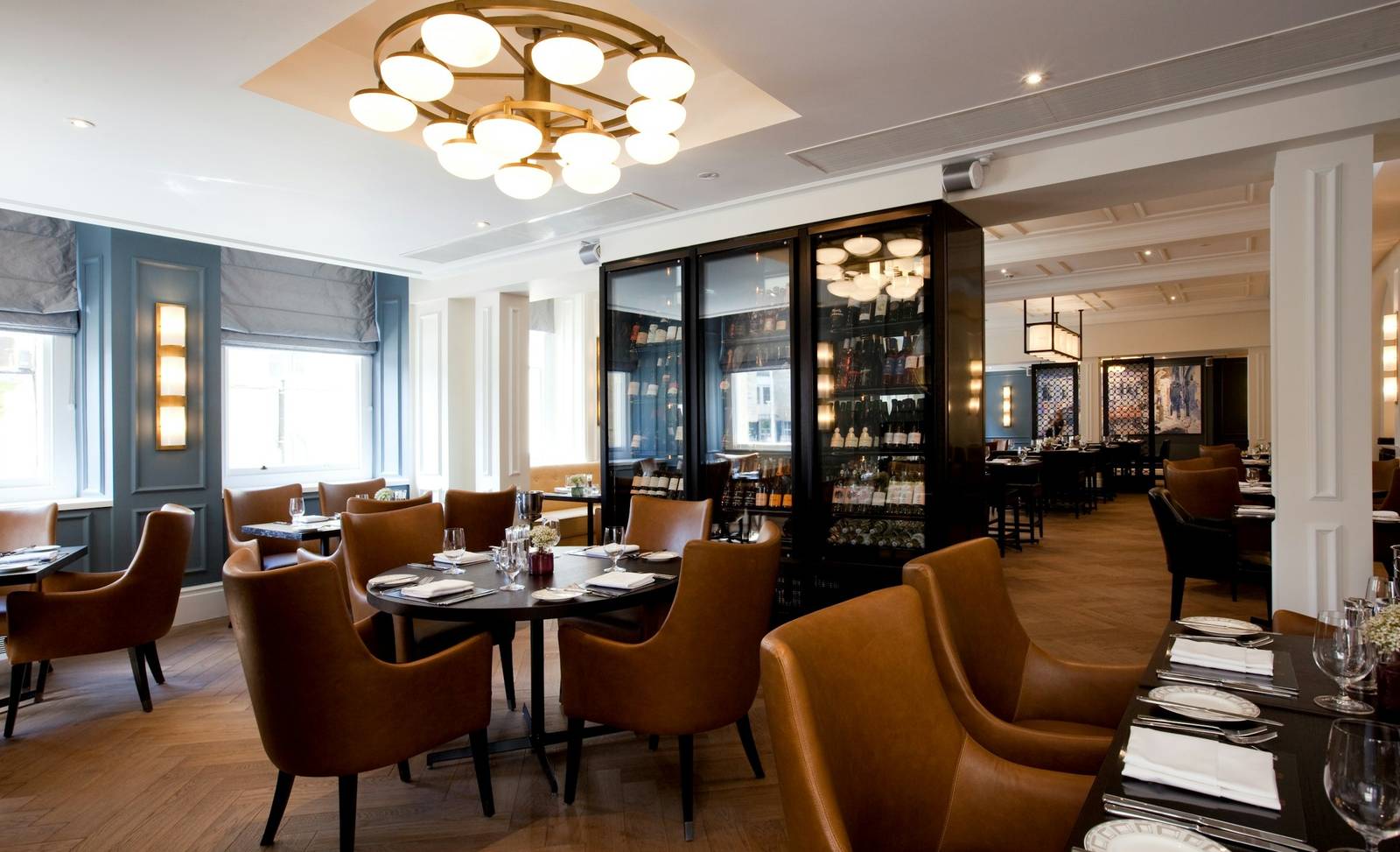 The Gainsborough Brasserie 吊燈下的餐桌