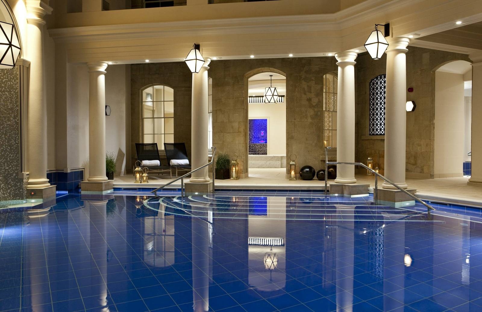 Spa Village Bath 溫泉主池與拱廊