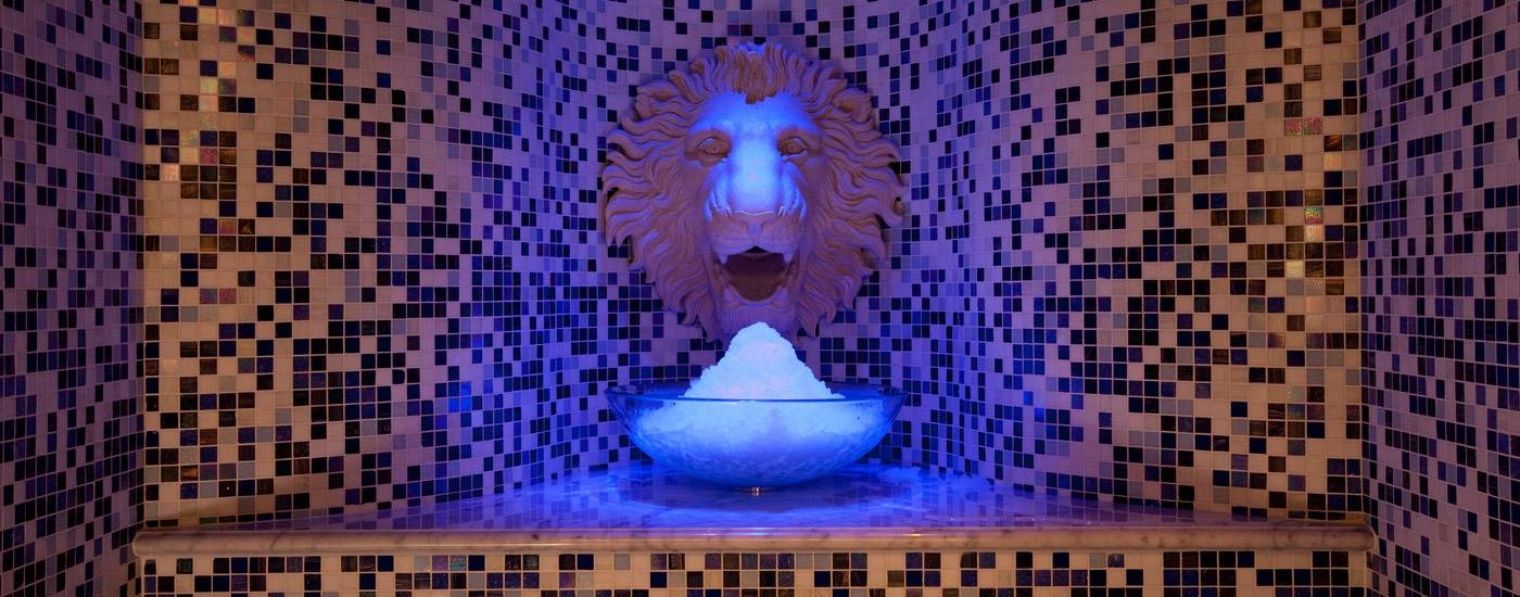 Spa Village Bath 溫泉噴泉與馬賽克牆