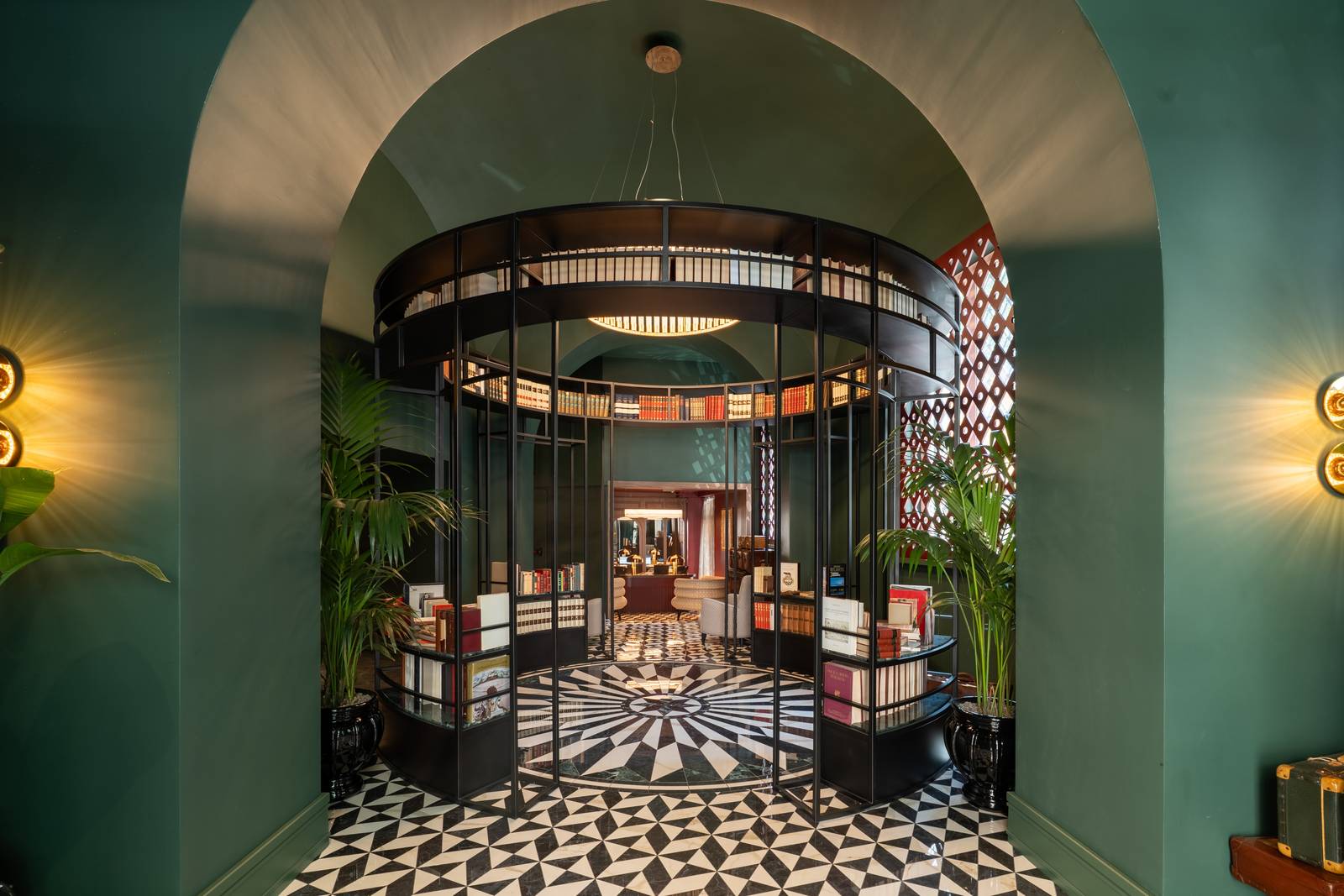 羅馬 The Goethe Hotel 大廳的環形「無盡圖書館」