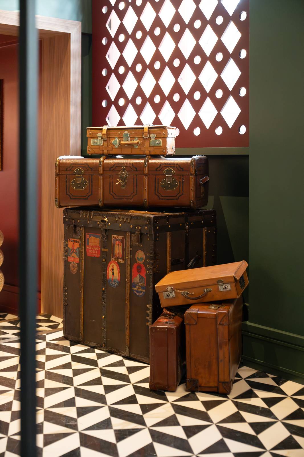 羅馬 The Goethe Hotel 大廳的古董旅行箱