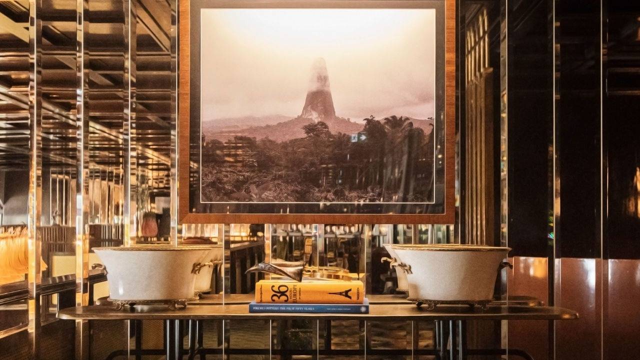 The Ivens 酒店書牆酒吧區