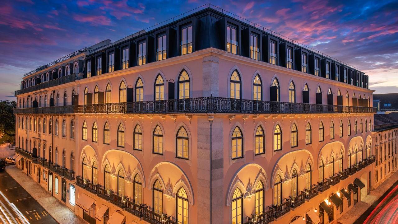 里斯本 The Ivens 酒店轉角建築外觀夜景