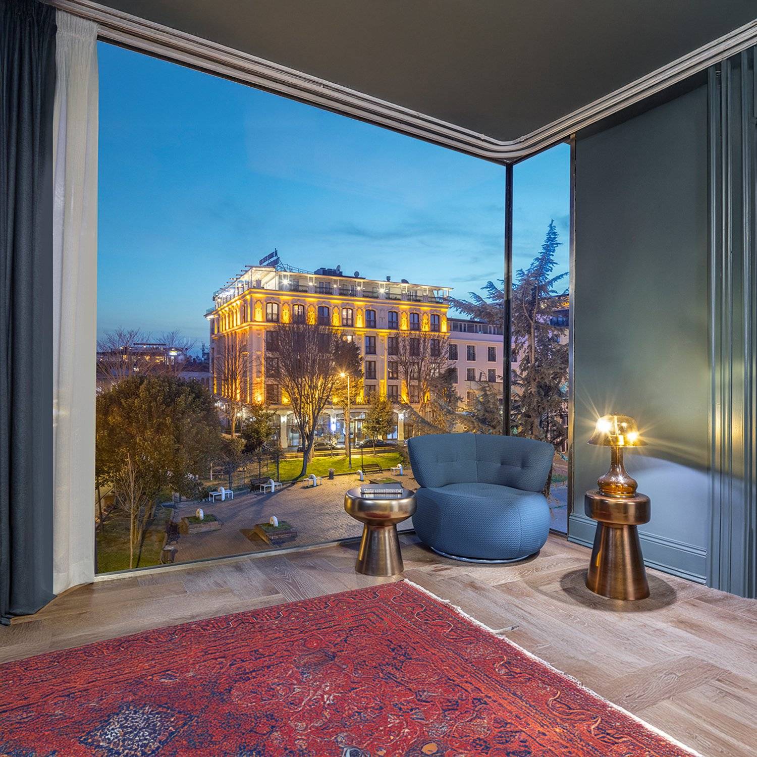 The Komana Binbirdirek Komana Suite 轉角大窗與老城夜景