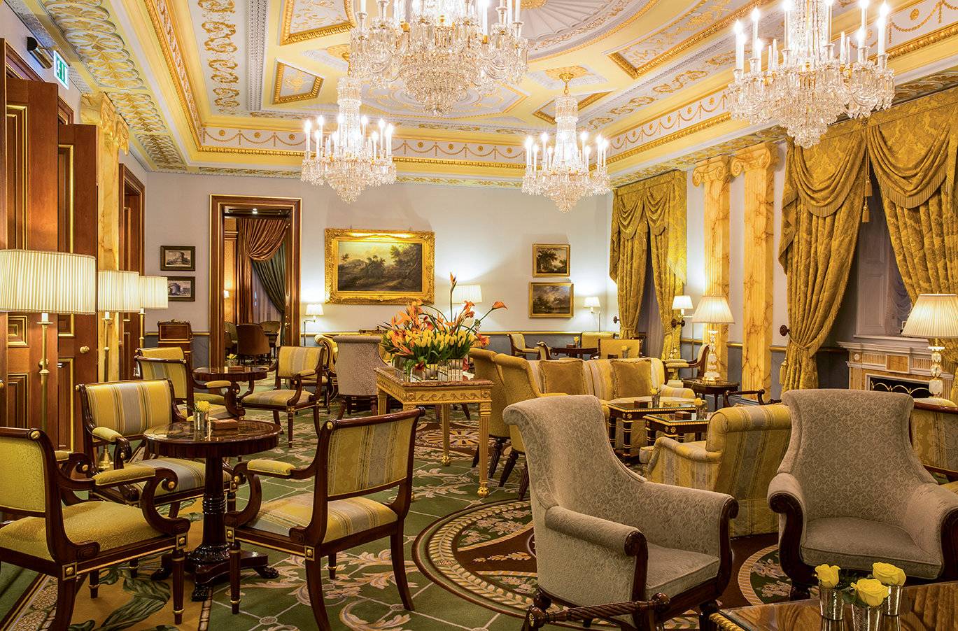 The Lanesborough The Withdrawing Room 水晶燈下的交誼廳