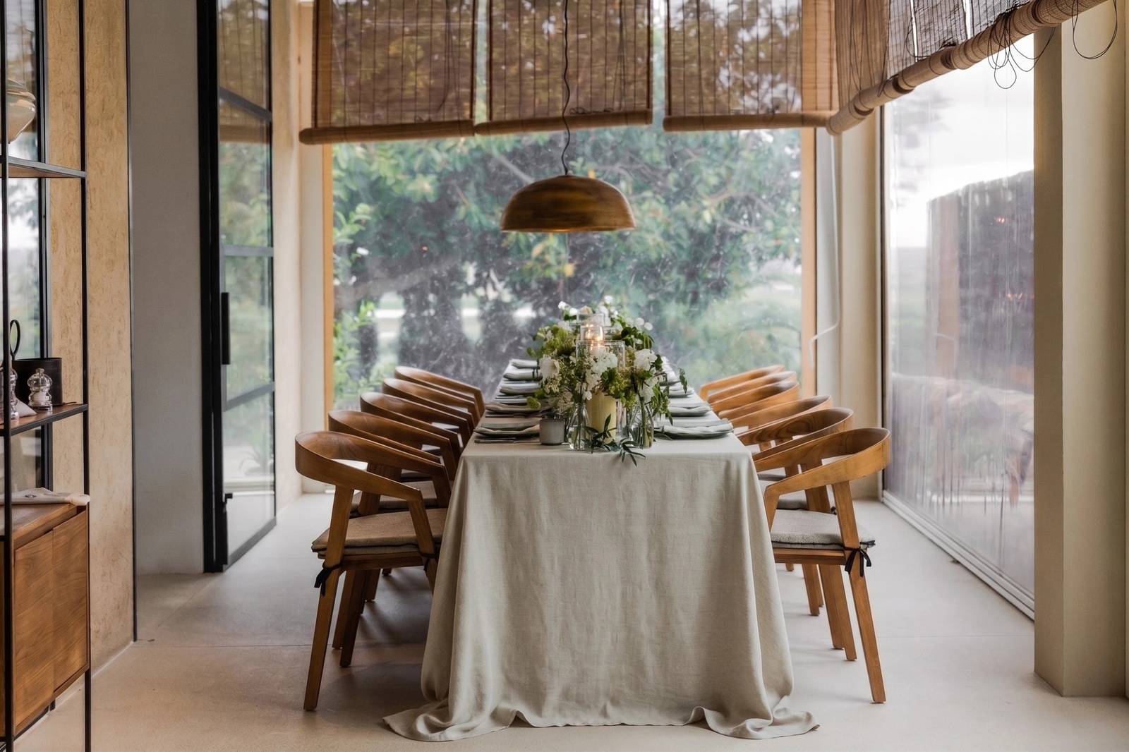 The Lodge Mallorca 面向花園的用餐空間