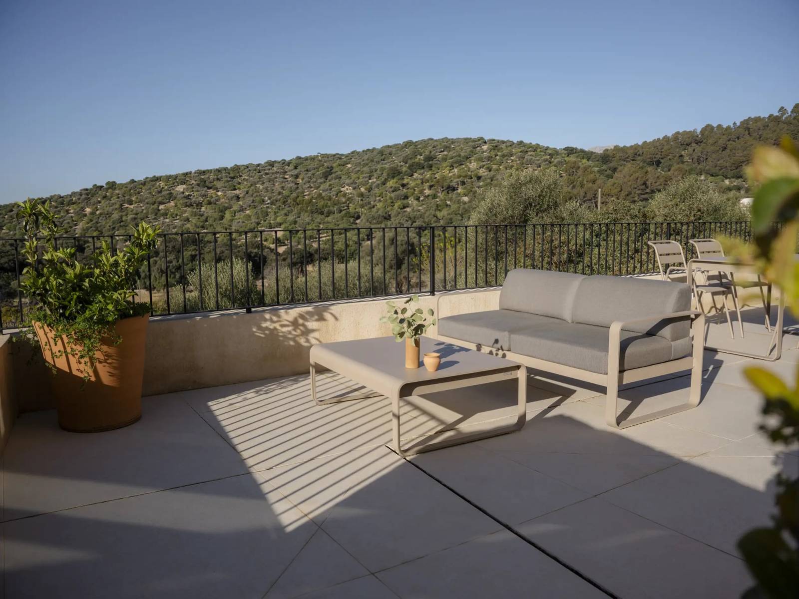 The Lodge Mallorca 露台望向周邊山丘