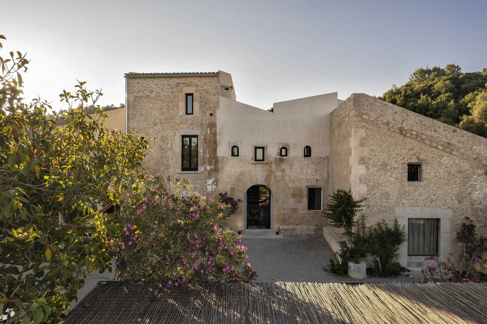 The Lodge Mallorca 石造農莊主屋外觀