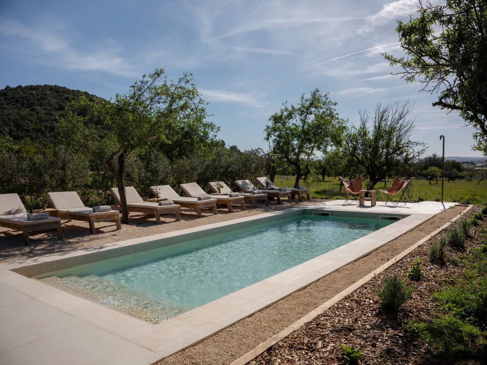The Lodge Mallorca 花園泳池與躺椅