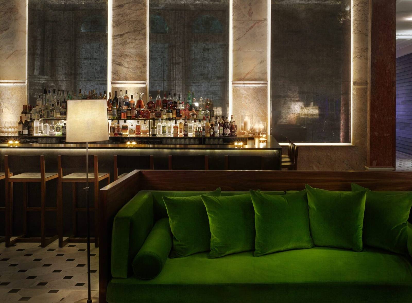 倫敦 EDITION 酒店 Lobby Bar 綠色沙發座