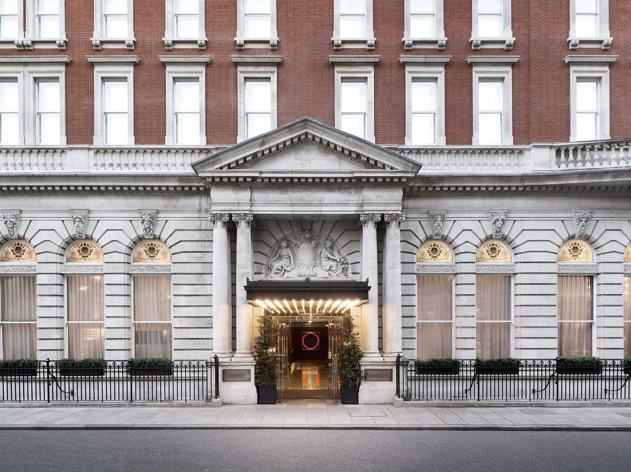 倫敦 EDITION 酒店位於 Berners Street 的白色石造立面