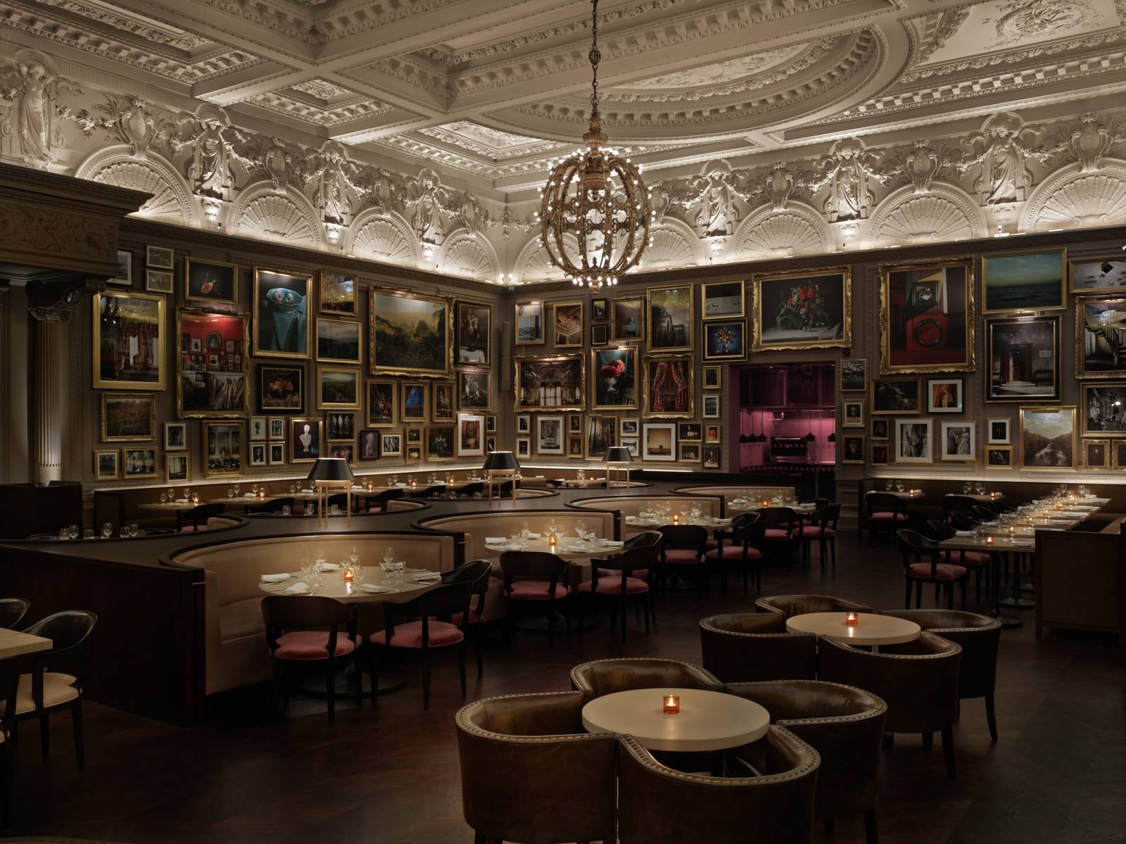 倫敦 EDITION 酒店 Berners Tavern 掛滿畫作的挑高餐廳