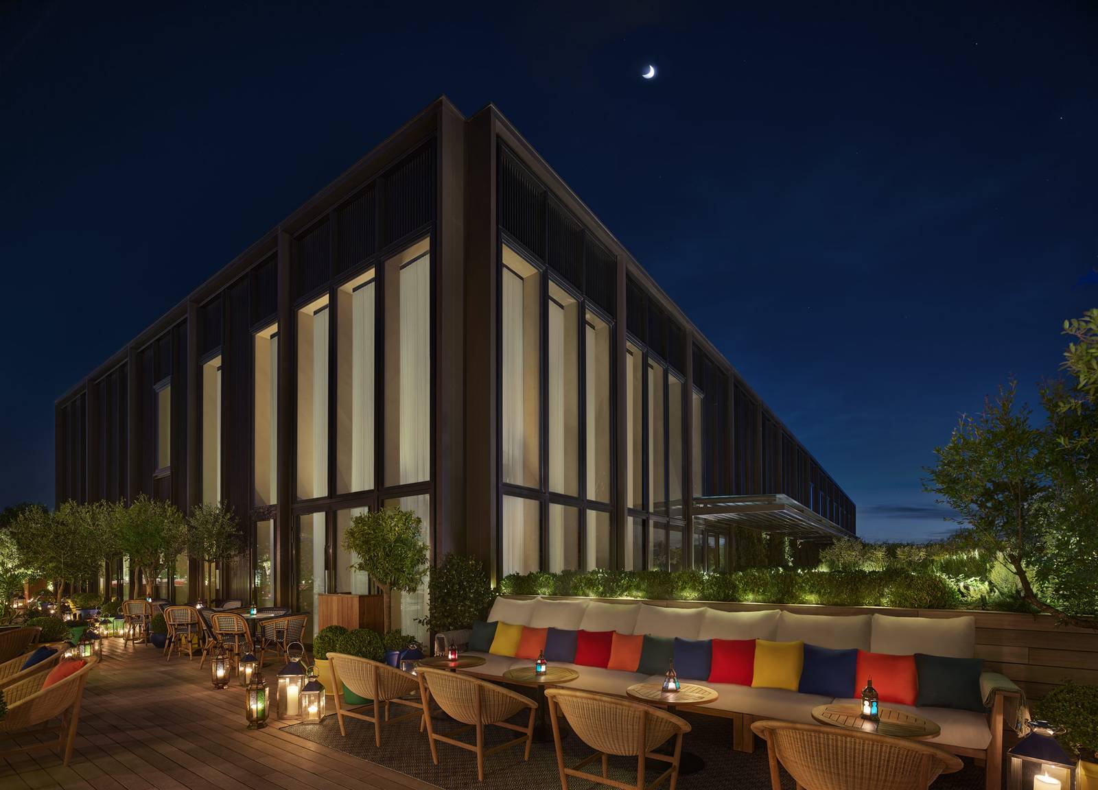 馬德里 The Madrid EDITION 夜間建築外觀與屋頂露台