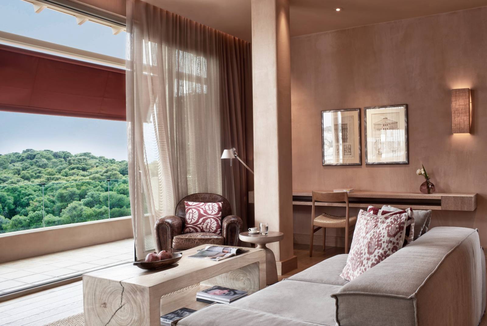 The Margi Premium Suite 起居區與松林景
