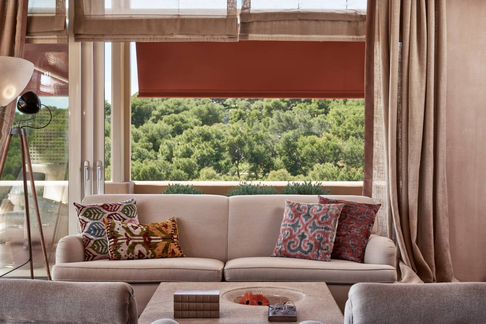 The Margi VIP Suite 窗外松林景起居區