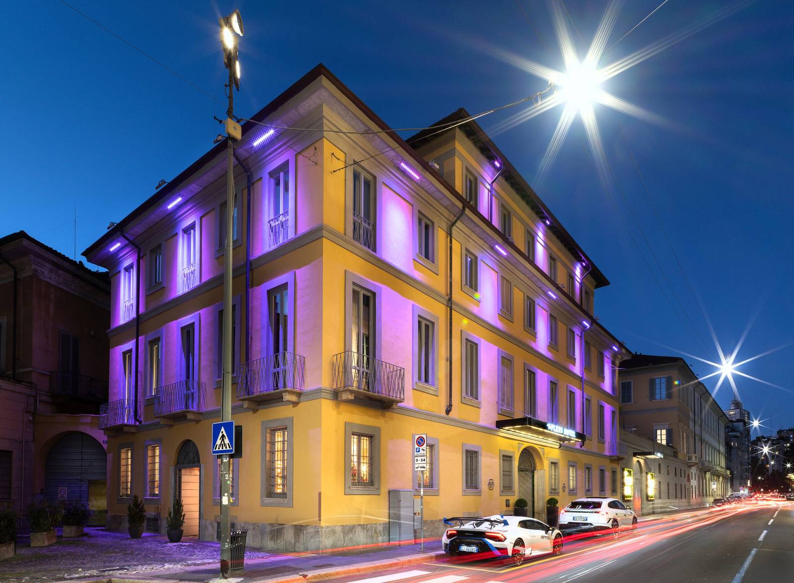 米蘭 The Plein Hotel 夜間點燈的建築外觀