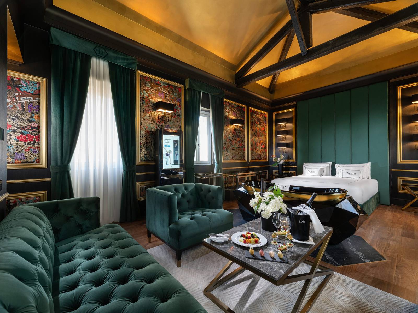 The Plein Hotel Penthouse 套房起居區與浴缸