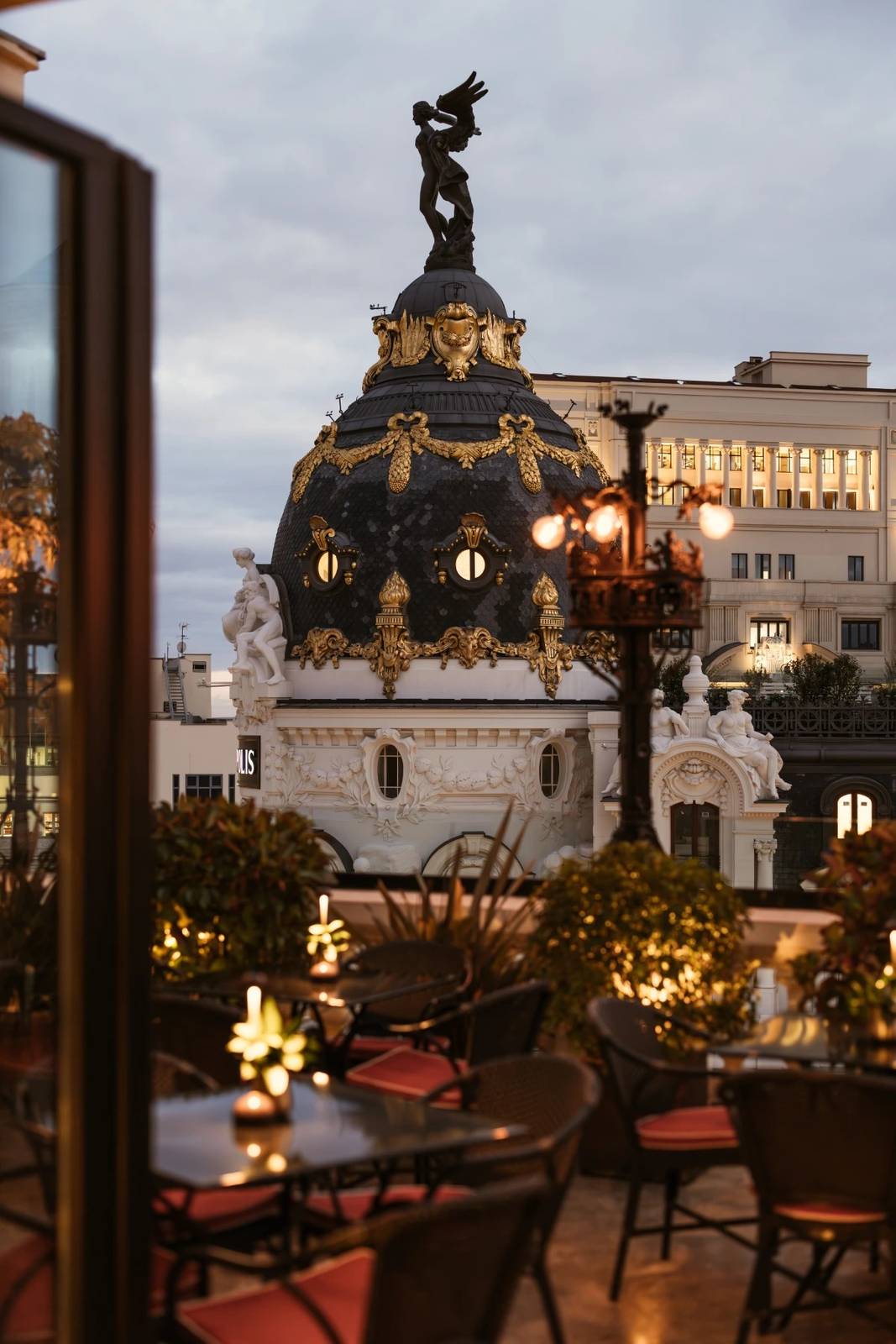 從 The Principal Madrid Hotel 露台望向大都會大廈圓頂