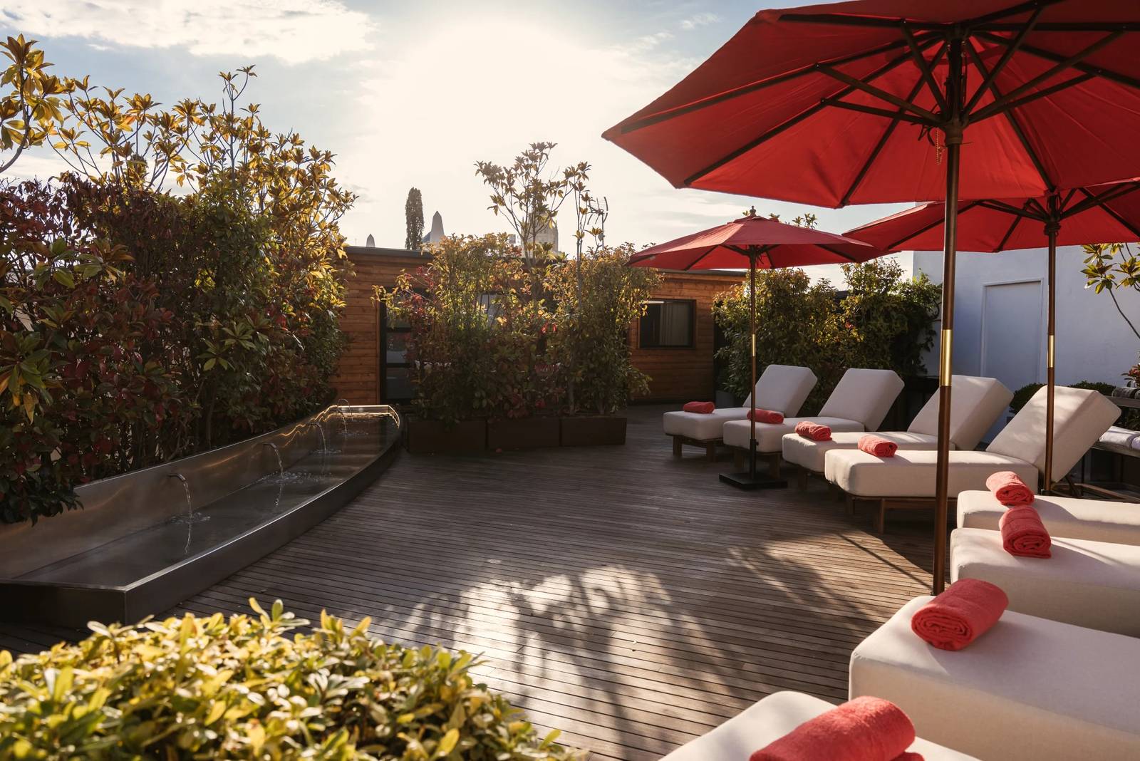 The Principal Madrid Hotel 七樓 El Jardín 屋頂花園躺椅區