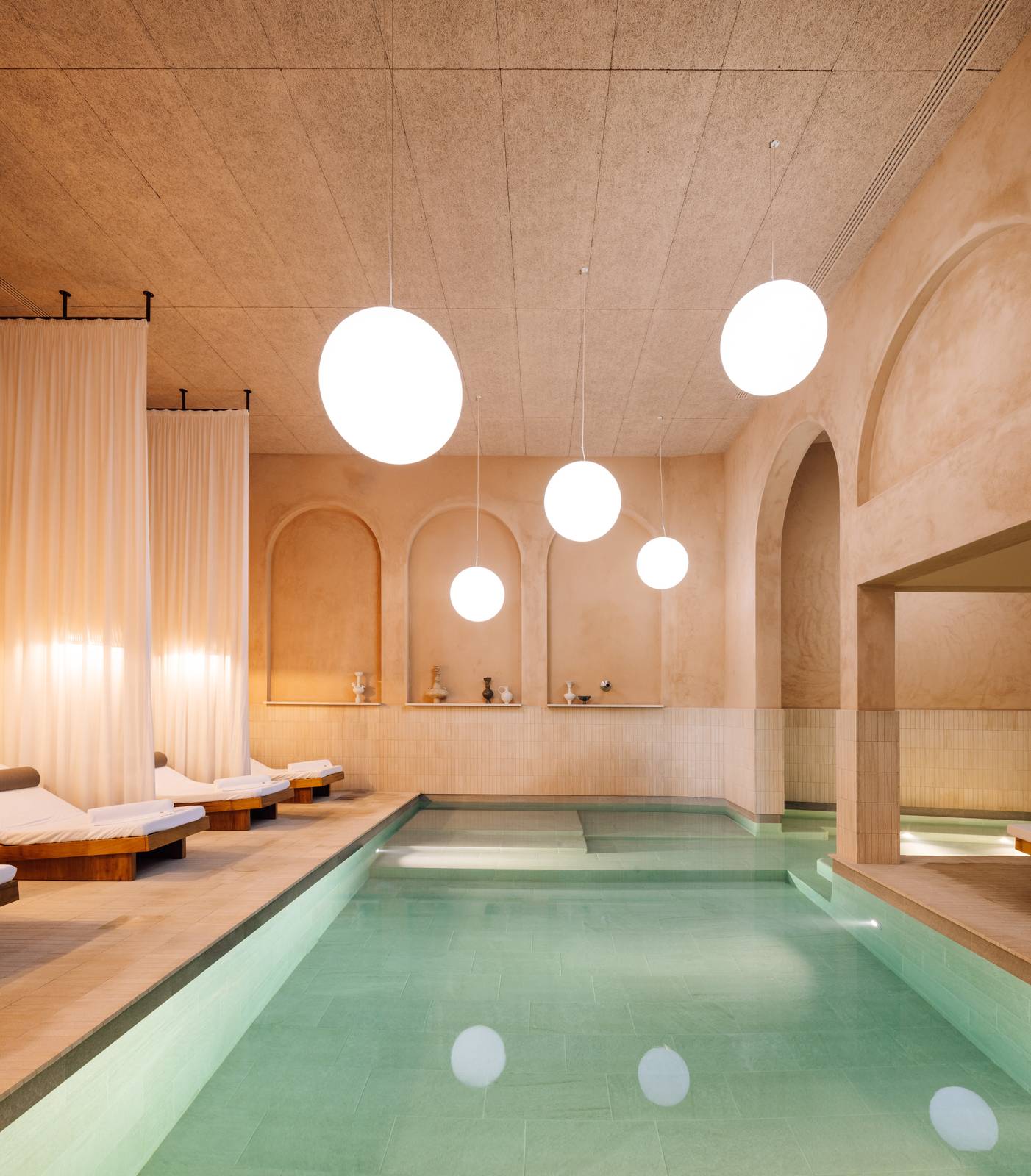 The Rebello Spa 拱廊下的室內泳池