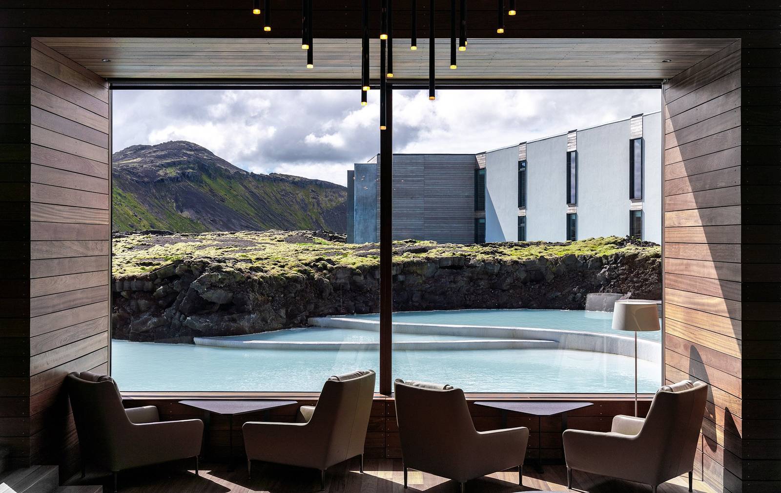 The Retreat at Blue Lagoon 大廳落地窗外的潟湖