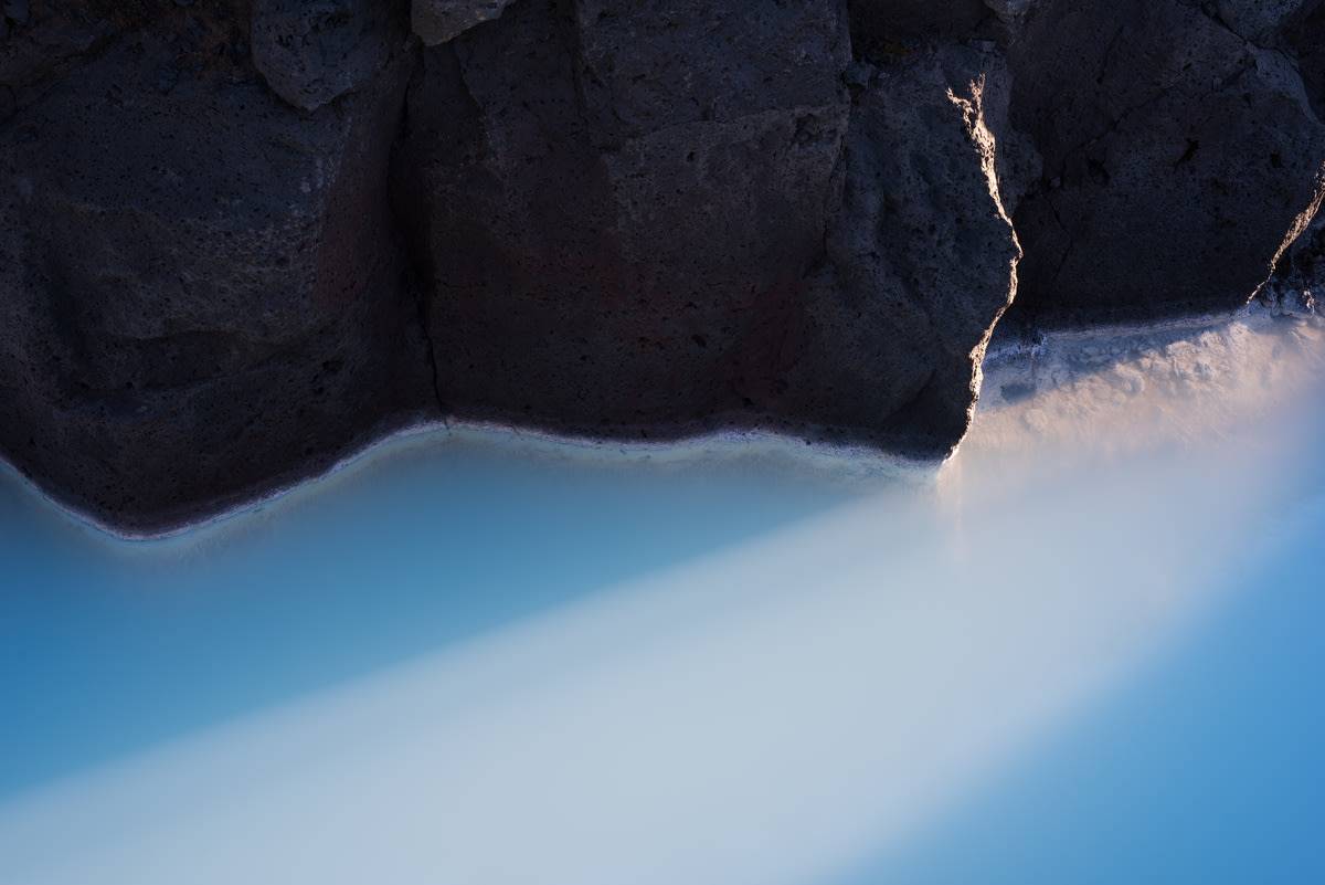 The Retreat at Blue Lagoon 熔岩岩壁下的乳藍色潟湖水